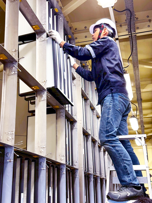 Gas turbine filter replacement – HS-Mikro Pak 4V GT HS-Luftfilterbau service technician replacing an HS-Mikro Pak 4V GT filter at a gas turbine – ISO 29461 certified replacement